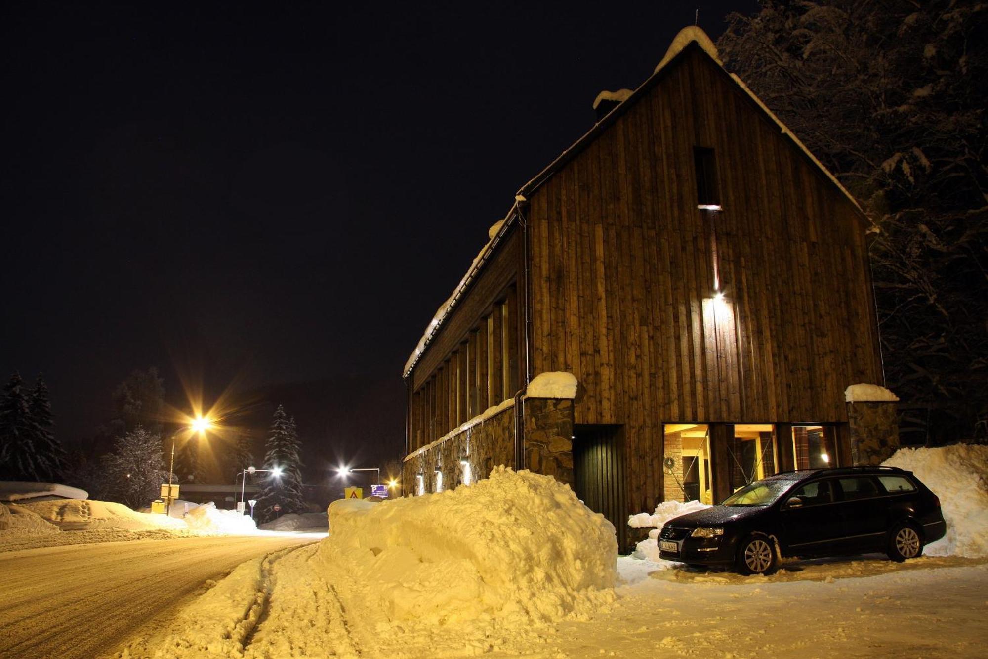 Krakonosova Dilna "Woodhaus" Aparthotel Špindlerŭv Mlýn Luaran gambar